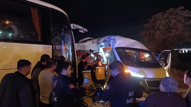 İki servis aracı çarpıştı: 13 yaralı