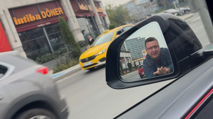İstanbul’da trafikte tartıştığı sürücünün kapısını açmak istedi, otomobil ilerleyince yere düştü