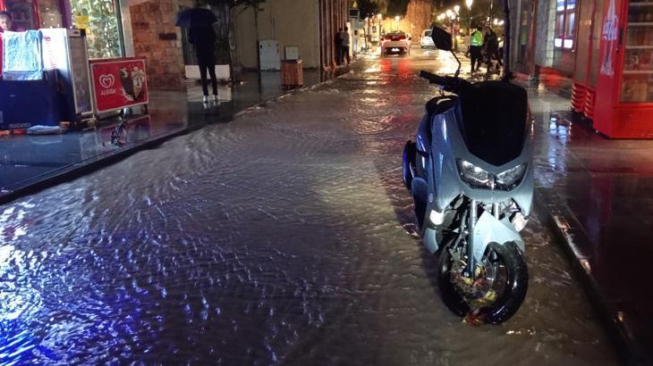 Çeşme’yi kuvvetli sağanak vurdu! Cadde ve sokaklar göle döndü