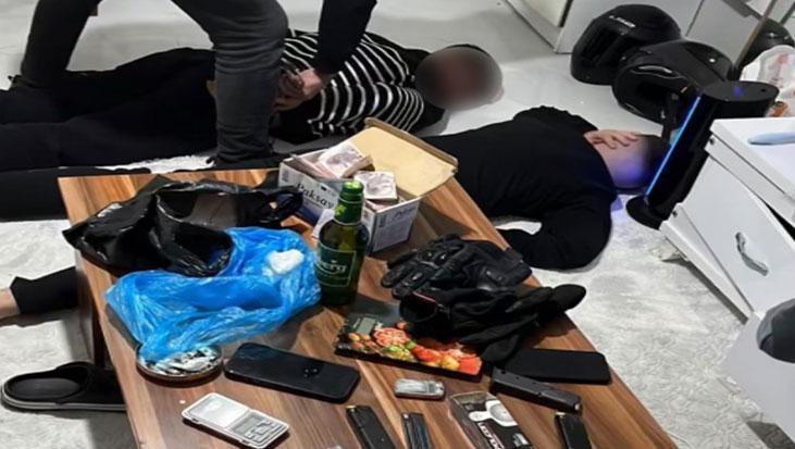 Rezidansta ‘zula daire’: 19 ve 20 yaşındaki şüpheliden cephanelik ve uyuşturucu çıktı