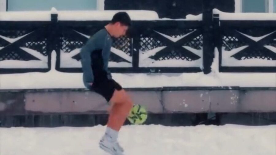 Arda Güler ve Yiğit Efe Demir karda futbol oynadı