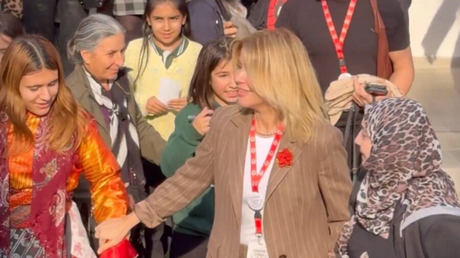 Halay’da başörtülü kadının elini bırakan Gülben Ergen’den açıklama